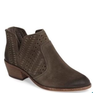 (S8)Taupe Vince Camuto suede ankle boots size 7